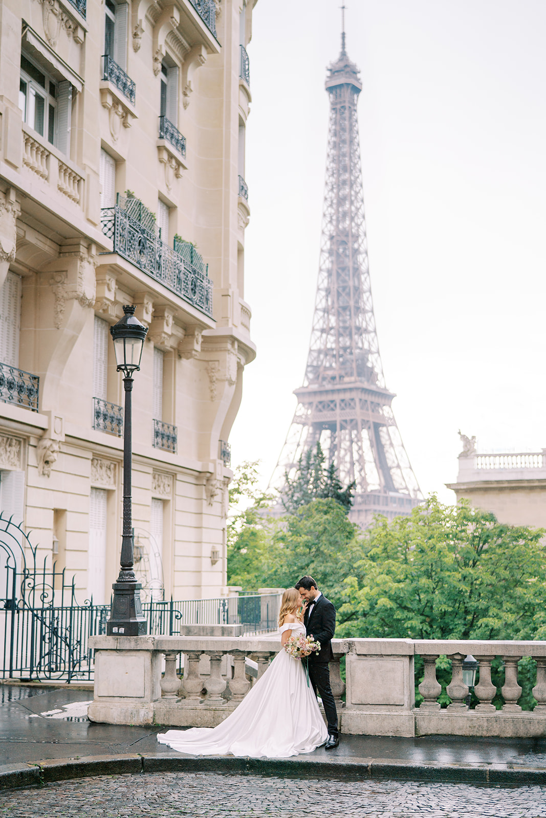 paris elopement at the eiffel tower